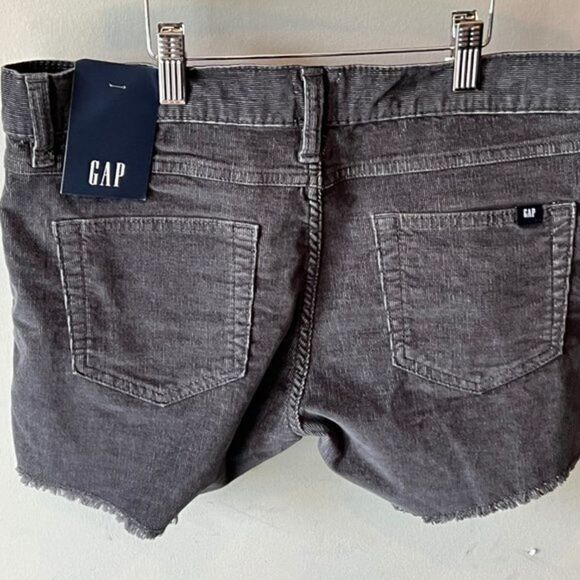 NWT $49 Gap Women's Gray Soft Stretch Mid-Rise Fray Hem Corduroy Shorts - Picture 2 of 3